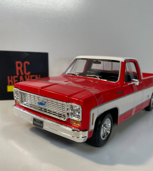 Maisto 1/18 Scale - 1974 Chevrolet C10 Cheyenne Super  - Red Diecast Model.