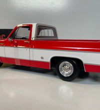 Maisto 1/18 Scale - 1974 Chevrolet C10 Cheyenne Super  - Red Diecast Model.