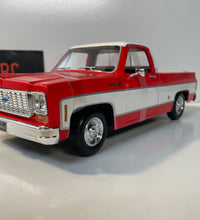 Maisto 1/18 Scale - 1974 Chevrolet C10 Cheyenne Super  - Red Diecast Model.