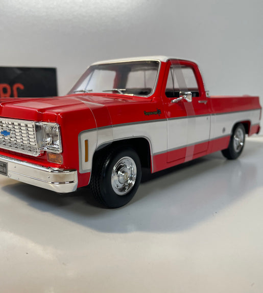 Maisto 1/18 Scale - 1974 Chevrolet C10 Cheyenne Super  - Red Diecast Model.