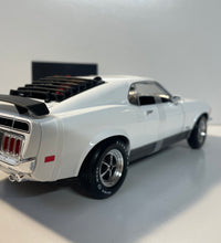 Maisto 1970 Ford Mustang Mach 1 - 1/18 Scale Diecast Model American Muscle Car.