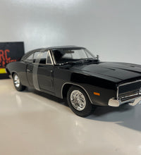 Maisto 1969 Dodge Charger R/T 1/18 Scale Diecast Model American Muscle Car.