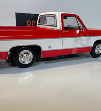Maisto 1/18 Scale - 1974 Chevrolet C10 Cheyenne Super  - Red Diecast Model.