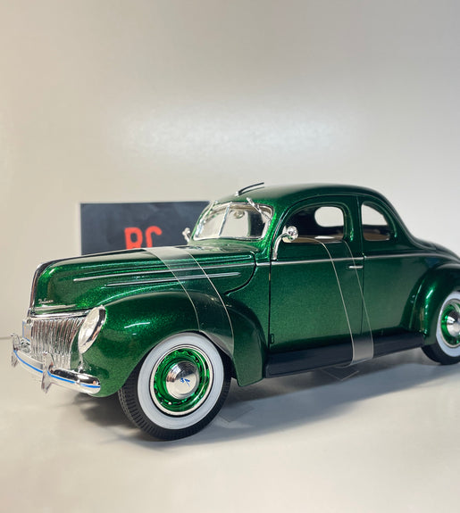 Maisto 1939 Ford Deluxe Coupe  1/18 Scale Diecast Model American Classic Car.
