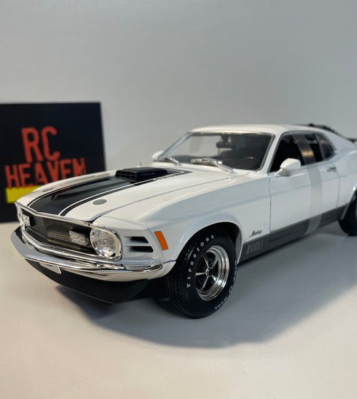 Maisto 1970 Ford Mustang Mach 1 - 1/18 Scale Diecast Model American Muscle Car.
