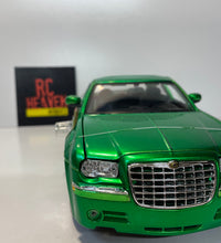 Maisto 2005 Chrysler Hemi 300c 1:18 Scale Diecast Model Car.