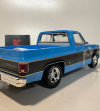 Maisto 1/18 Scale - 1974 Chevrolet C10 Cheyenne Super  - Blue & Black Diecast Model.