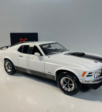 Maisto 1970 Ford Mustang Mach 1 - 1/18 Scale Diecast Model American Muscle Car.