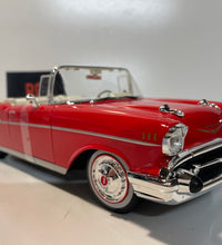 Maisto 1/18 Scale - 1957 Chevrolet Bel Air Concertible Diecast Model Car.