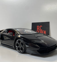 Maisto Lamborghini Countach LPI 800 - 4 1/18 Scale Diecast Model Car.