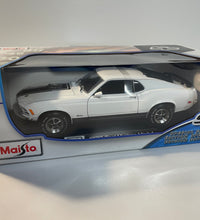 Maisto 1970 Ford Mustang Mach 1 - 1/18 Scale Diecast Model American Muscle Car.