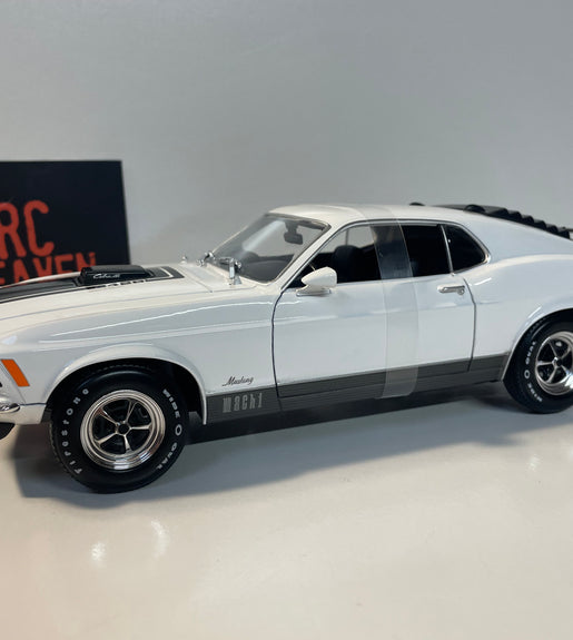 Maisto 1970 Ford Mustang Mach 1 - 1/18 Scale Diecast Model American Muscle Car.