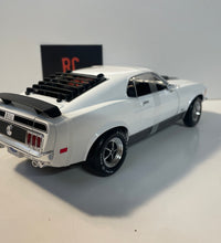 Maisto 1970 Ford Mustang Mach 1 - 1/18 Scale Diecast Model American Muscle Car.