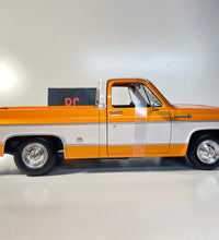 Maisto 1/18 Scale - 1974 Chevrolet C10 Cheyenne Super  - Orange Diecast Model.