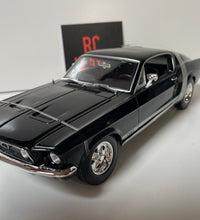 Maisto 1967 Ford Mustang GTA Fastback 1/18 Diecast Model American Muscle Car