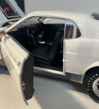Maisto 1970 Ford Mustang Mach 1 - 1/18 Scale Diecast Model American Muscle Car.