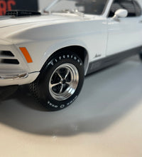 Maisto 1970 Ford Mustang Mach 1 - 1/18 Scale Diecast Model American Muscle Car.