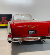 Maisto 1/18 Scale - 1957 Chevrolet Bel Air Concertible Diecast Model Car.