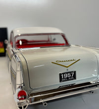 Maisto 1/18 Scale - 1957 Chevrolet Bel Air Coupe Diecast Model Car.
