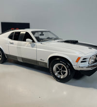 Maisto 1970 Ford Mustang Mach 1 - 1/18 Scale Diecast Model American Muscle Car.