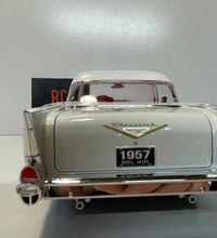 Maisto 1/18 Scale - 1957 Chevrolet Bel Air Coupe Diecast Model Car.