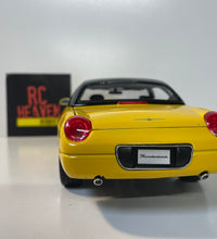 Maisto Ford Thunderbird 1/18 Scale Diecast Model Car Yellow.