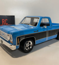Maisto 1/18 Scale - 1974 Chevrolet C10 Cheyenne Super  - Blue & Black Diecast Model.
