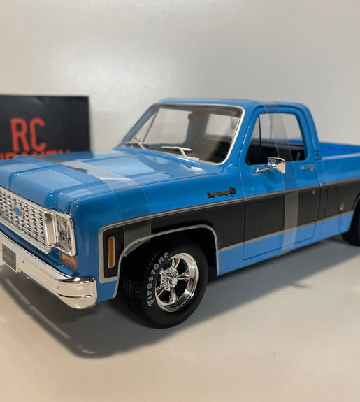 Maisto 1/18 Scale - 1974 Chevrolet C10 Cheyenne Super  - Blue & Black Diecast Model.