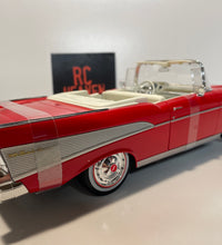 Maisto 1/18 Scale - 1957 Chevrolet Bel Air Concertible Diecast Model Car.