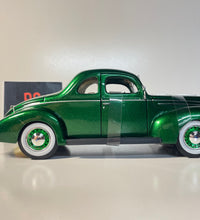 Maisto 1939 Ford Deluxe Coupe  1/18 Scale Diecast Model American Classic Car.