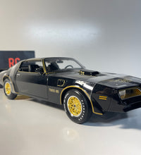 Maisto 1977 Pontiac Firebird Trans Am 1:18 Scale Die cast Model Car.