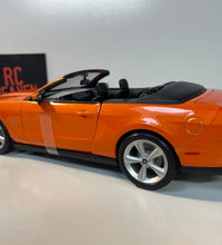 Maisto 2010 Ford Mustang GT Convertible 1/18 Scale Diecast Model Car Orange.