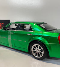 Maisto 2005 Chrysler Hemi 300c 1:18 Scale Diecast Model Car.