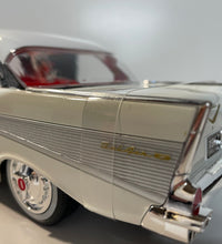 Maisto 1/18 Scale - 1957 Chevrolet Bel Air Coupe Diecast Model Car.