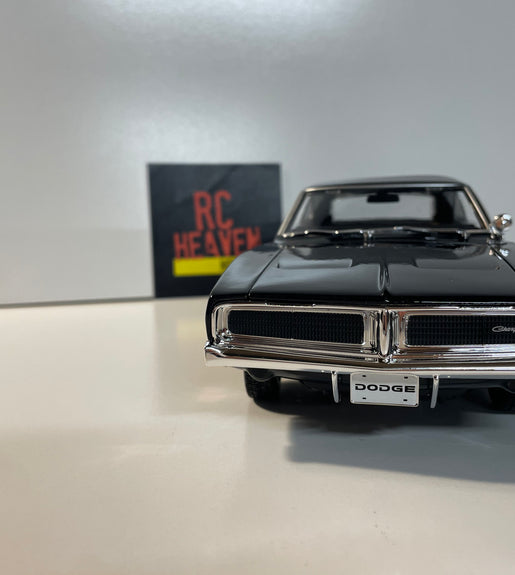 Maisto 1969 Dodge Charger R/T 1/18 Scale Diecast Model American Muscle Car.
