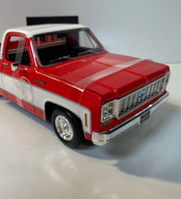 Maisto 1/18 Scale - 1974 Chevrolet C10 Cheyenne Super  - Red Diecast Model.