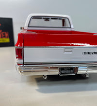 Maisto 1/18 Scale - 1974 Chevrolet C10 Cheyenne Super  - Red Diecast Model.