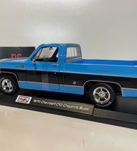 Maisto 1/18 Scale - 1974 Chevrolet C10 Cheyenne Super  - Blue & Black Diecast Model.