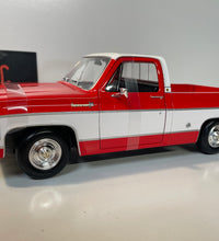 Maisto 1/18 Scale - 1974 Chevrolet C10 Cheyenne Super  - Red Diecast Model.