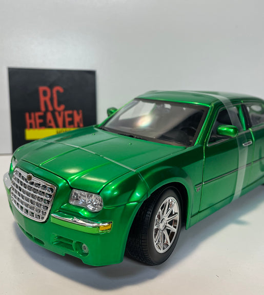 Maisto 2005 Chrysler Hemi 300c 1:18 Scale Diecast Model Car.