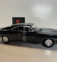 Maisto 1969 Dodge Charger R/T 1/18 Scale Diecast Model American Muscle Car.