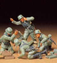 Tamiya 1/35 Scale WWII German Infantry Mortar Team Set Military Model Kit No: 35193