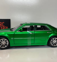 Maisto 2005 Chrysler Hemi 300c 1:18 Scale Diecast Model Car.