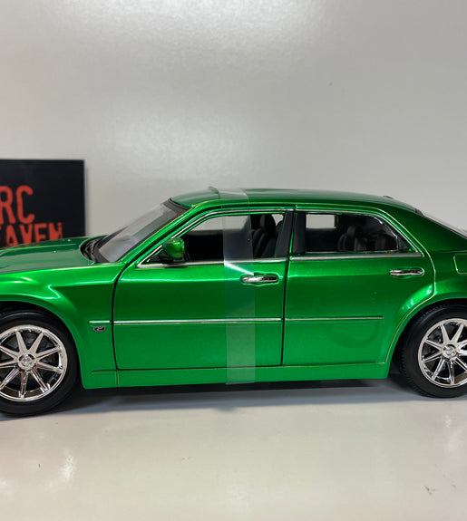 Maisto 2005 Chrysler Hemi 300c 1:18 Scale Diecast Model Car.