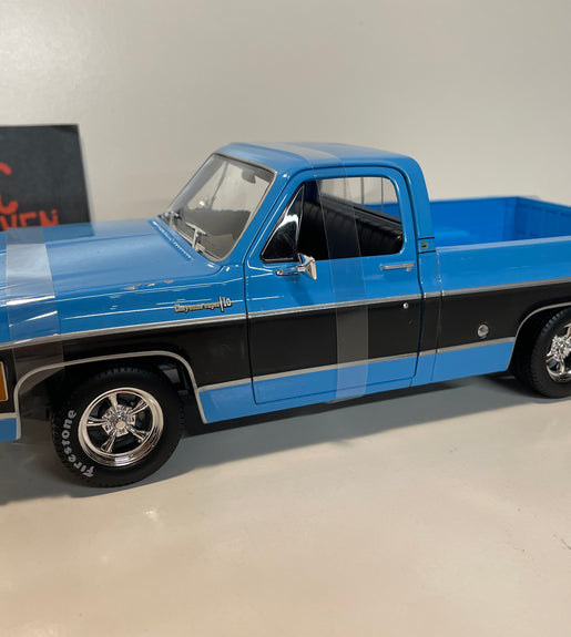 Maisto 1/18 Scale - 1974 Chevrolet C10 Cheyenne Super  - Blue & Black Diecast Model.