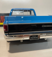 Maisto 1/18 Scale - 1974 Chevrolet C10 Cheyenne Super  - Blue & Black Diecast Model.