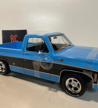 Maisto 1/18 Scale - 1974 Chevrolet C10 Cheyenne Super  - Blue & Black Diecast Model.