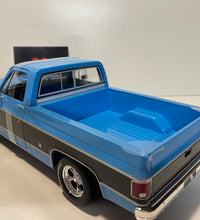 Maisto 1/18 Scale - 1974 Chevrolet C10 Cheyenne Super  - Blue & Black Diecast Model.
