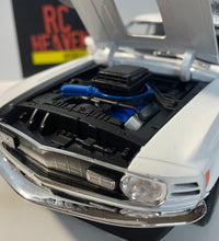 Maisto 1970 Ford Mustang Mach 1 - 1/18 Scale Diecast Model American Muscle Car.
