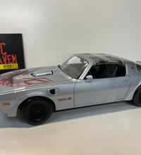 Maisto 1977 Pontiac Firebird Trans Am 1:18 Scale Die cast Model Car